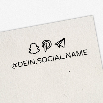 Personalisierter Social Media Stempel mit 3 Icons oben als Holzstempel