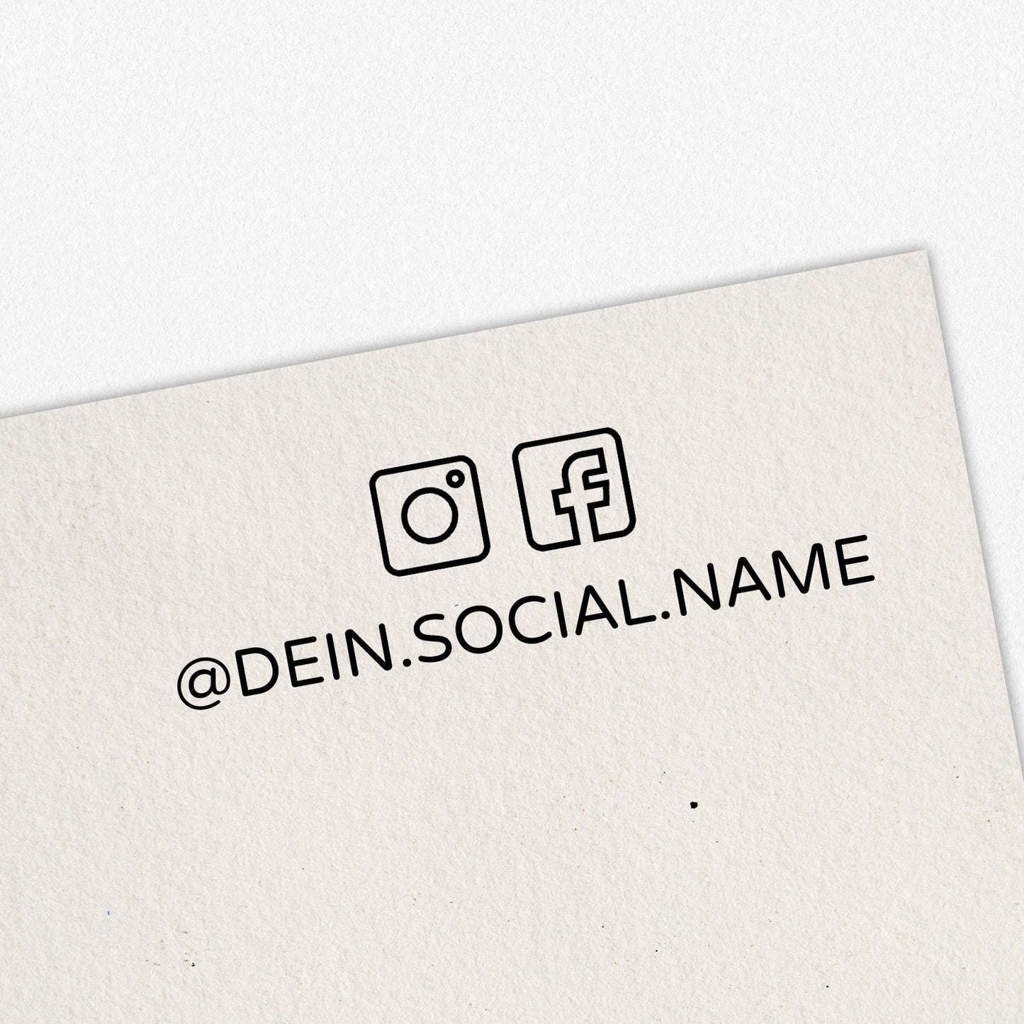 Personalisierter Social Media Stempel mit 2 Icons oben als Holzstempel