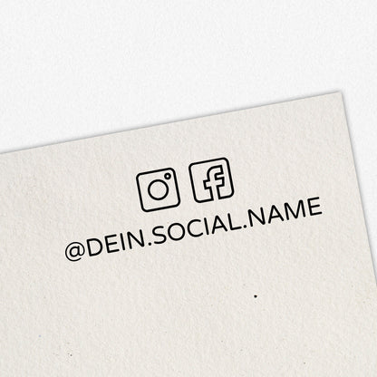 Personalisierter Social Media Stempel mit 2 Icons oben als Holzstempel